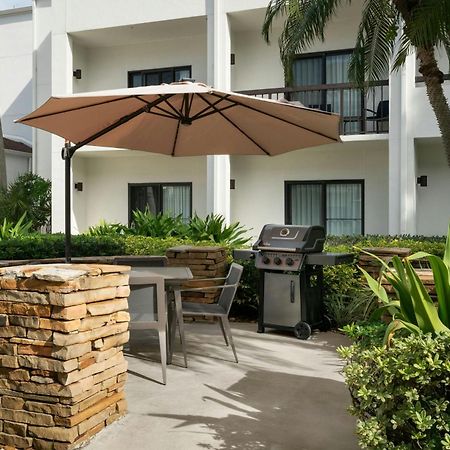 Courtyard Melbourne West Hotel Bagian luar foto