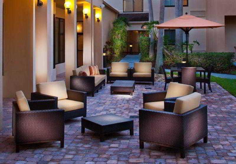 Courtyard Melbourne West Hotel Bagian luar foto