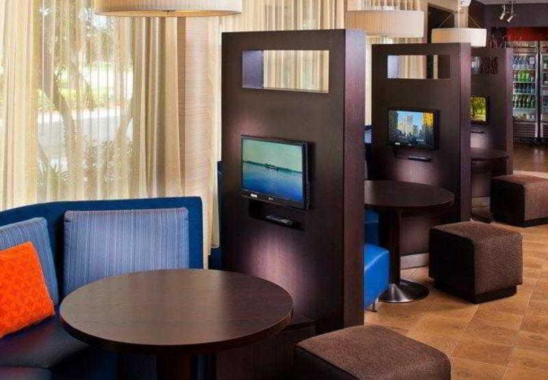 Courtyard Melbourne West Hotel Bagian luar foto