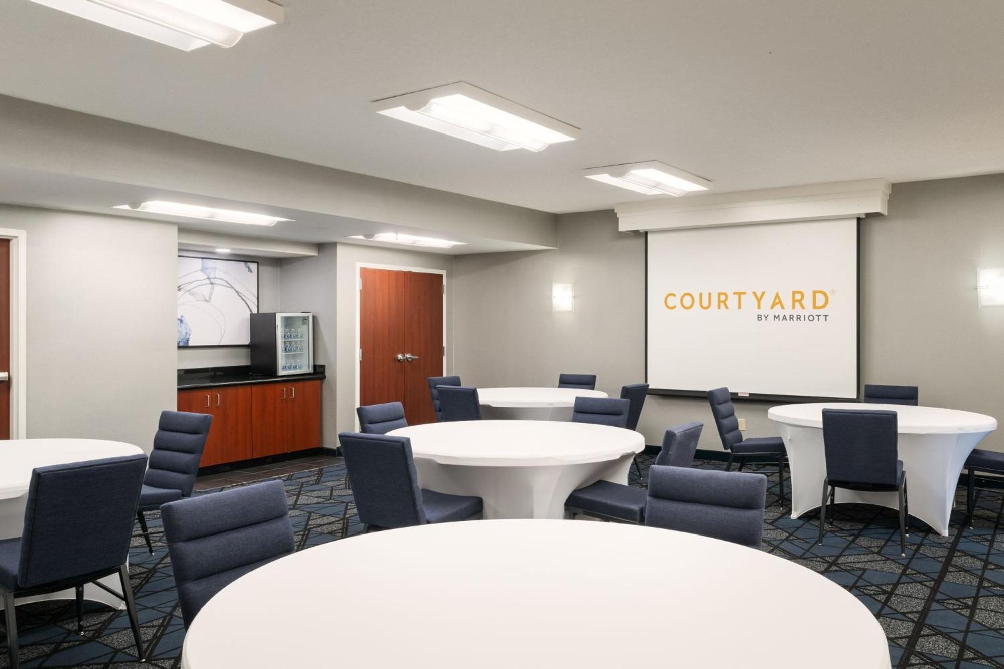 Courtyard Melbourne West Hotel Bagian luar foto