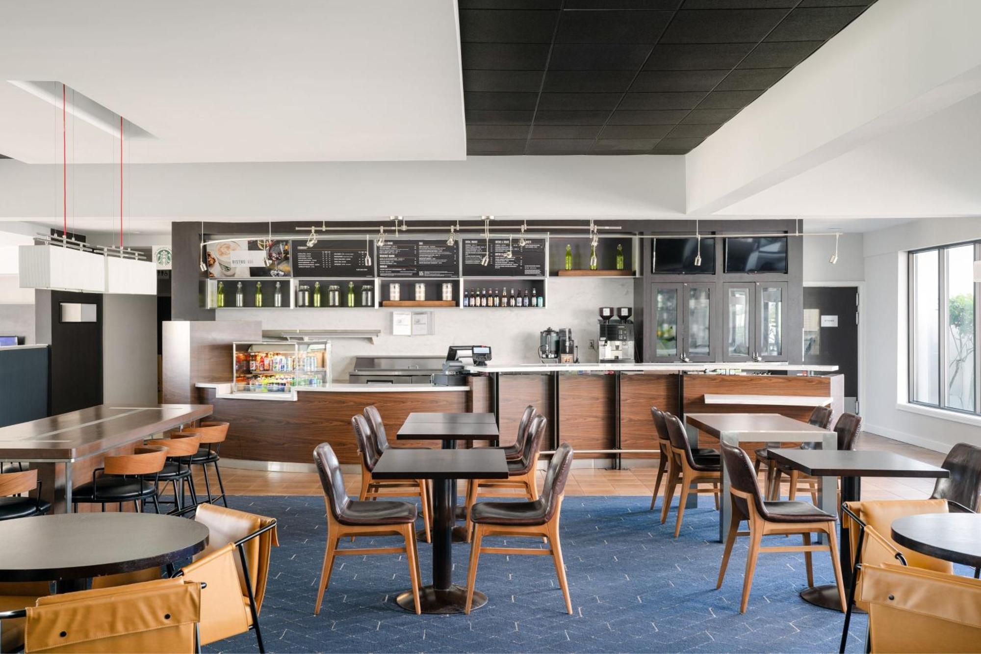 Courtyard Melbourne West Hotel Bagian luar foto