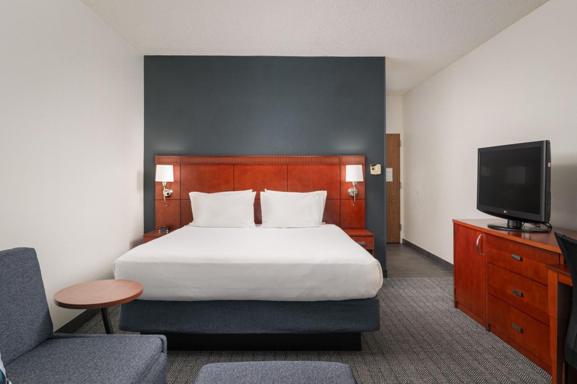Courtyard Melbourne West Hotel Bagian luar foto