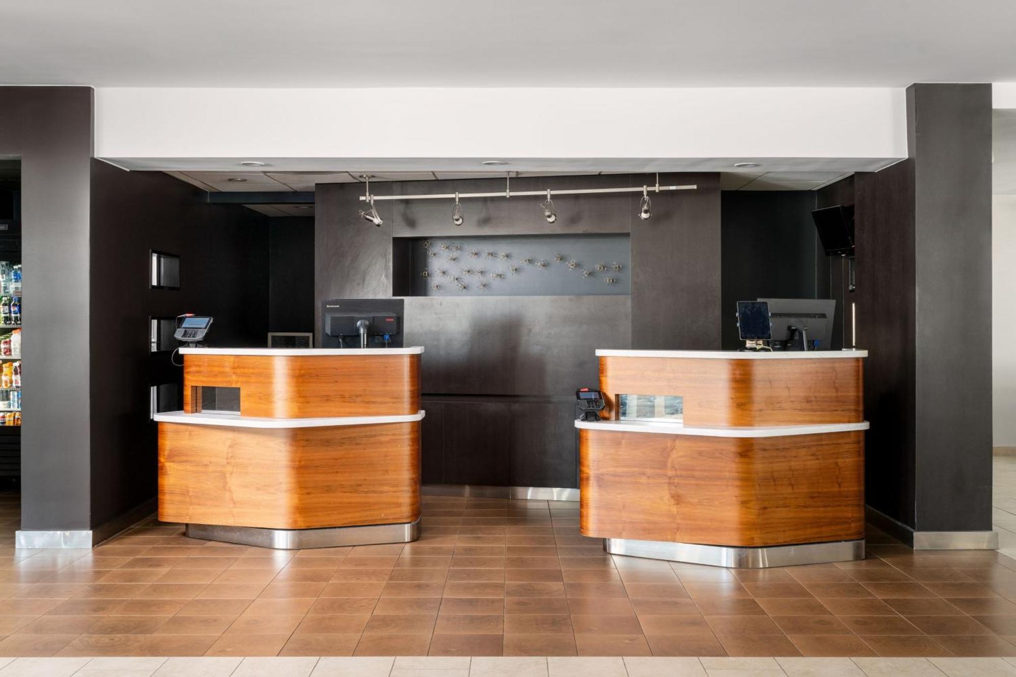 Courtyard Melbourne West Hotel Bagian luar foto