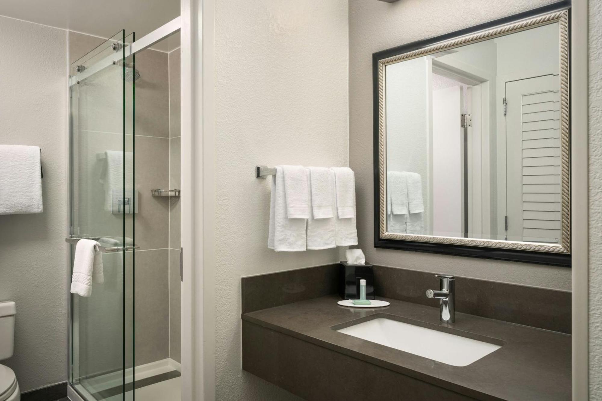 Courtyard Melbourne West Hotel Bagian luar foto