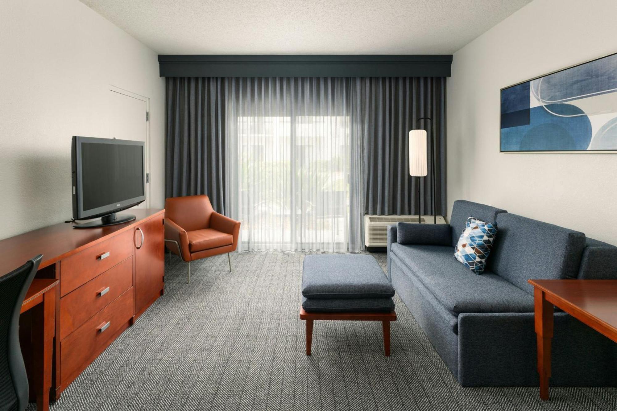 Courtyard Melbourne West Hotel Bagian luar foto