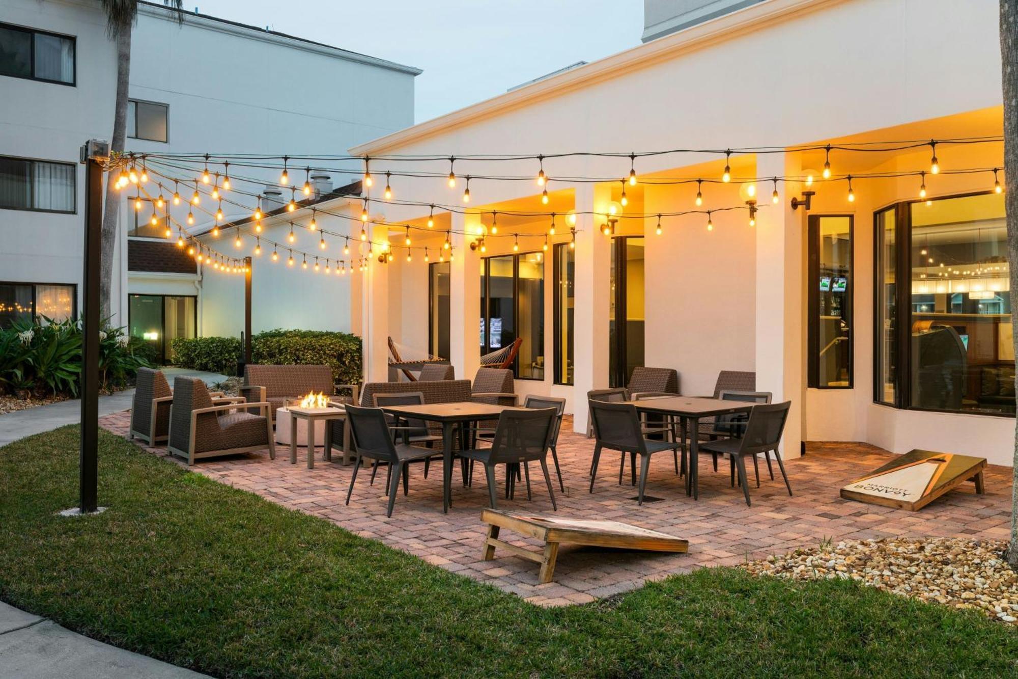 Courtyard Melbourne West Hotel Bagian luar foto