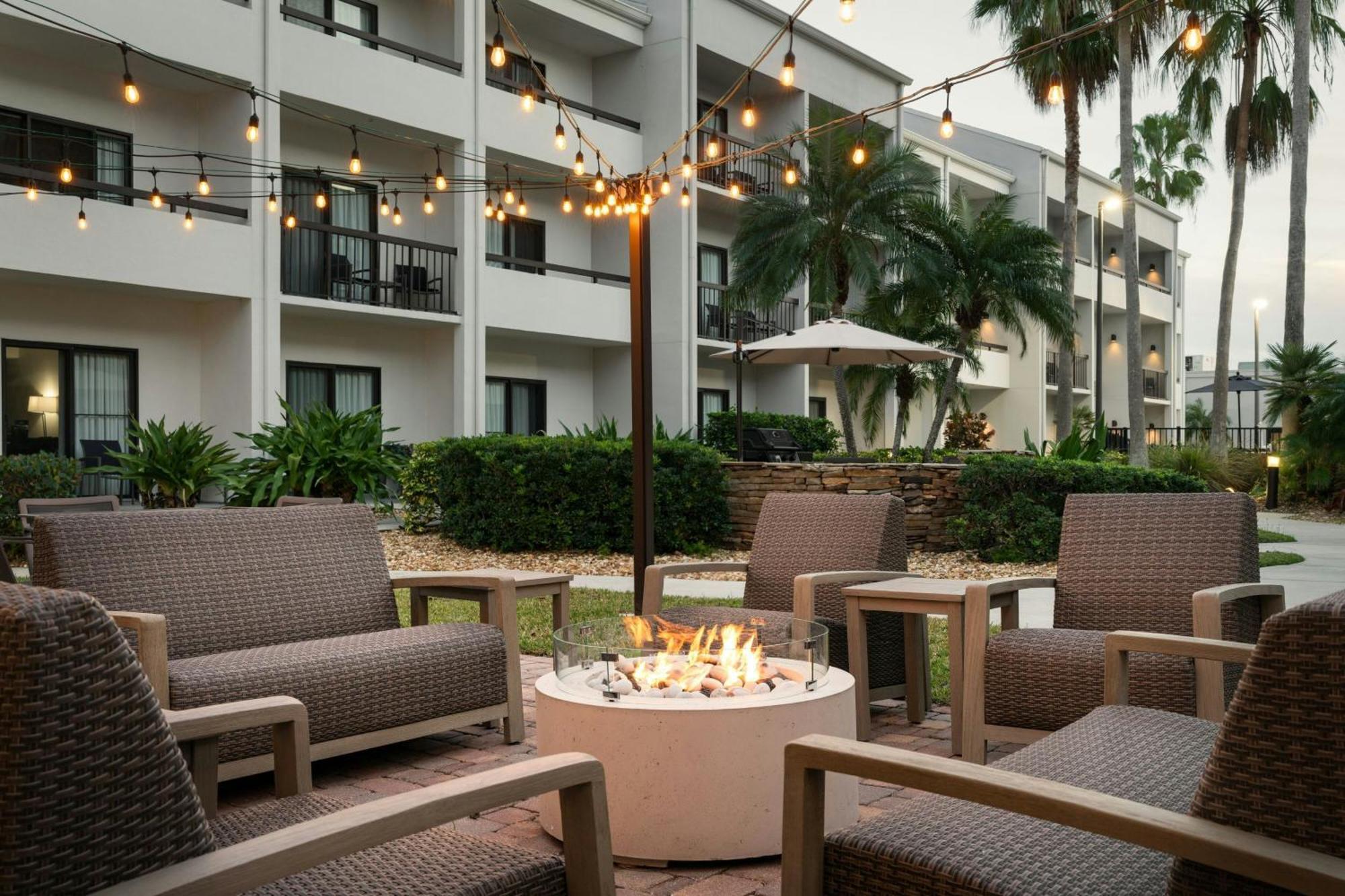 Courtyard Melbourne West Hotel Bagian luar foto