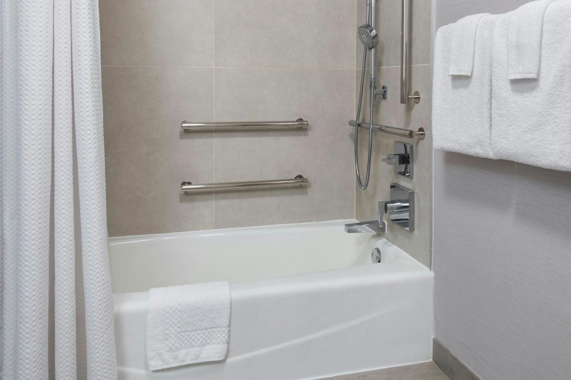 Courtyard Melbourne West Hotel Bagian luar foto