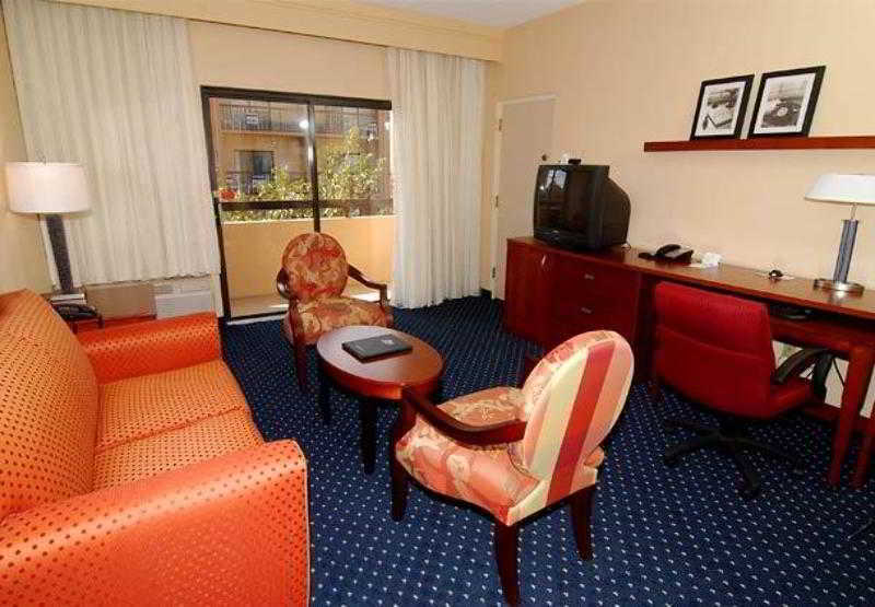 Courtyard Melbourne West Hotel Ruang foto